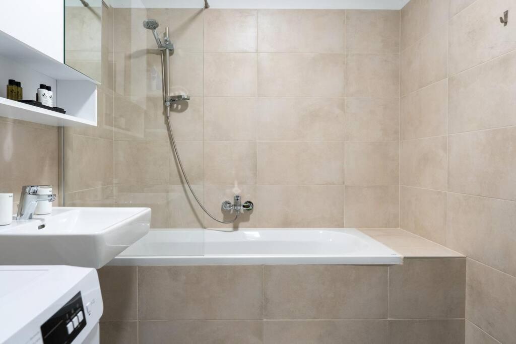 Apartament 1Br Excellence, Fast To Centre By Hm Wiedeń Zewnętrze zdjęcie